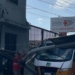 Micro-ônibus colide com poste de sinalização no bairro de Itapuã