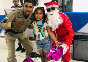 Cartinha solidária: PM entrega presente para crianças em Salvador