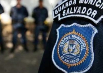 Guarda Municipal atira contra homem durante abordagem no Pelourinho e gera revolta entre moradores
