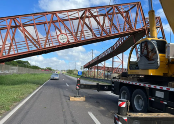 Via é parcialmente liberada após queda de passarela na BR-324