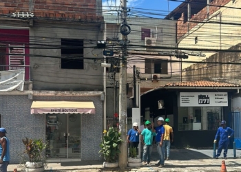 Vazamento de água na Boca do Rio deixa Rua Pinto de Aguiar alagada