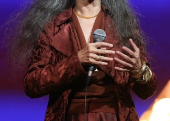 Maria Bethânia faz apelo após enchentes em Santo Amaro: “A natureza grita”