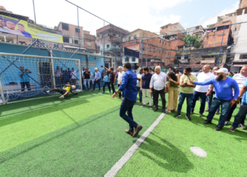 Prefeitura inaugura 78º campo com grama sintética na Cidade Nova