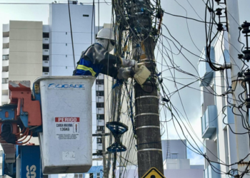 Mais de 480 toneladas de cabos irregulares foram retirados de postes na Bahia em 2025, diz Coelba