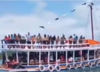 Embarcação passa por cima de canoa com pescadores e criança na Bahia