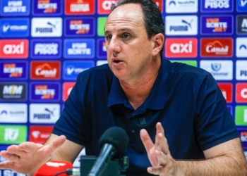 Ceni elogia desempenho do Bahia em goleada, mas prega cautela para jogo de volta