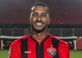 Alto salário de Lucas Braga impediu ida ao Coritiba e Vitória continuará arcando com valor elevado.