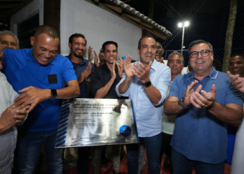 Prefeitura de Salvador inaugura praça e campo de grama sintética em Luiz Anselmo