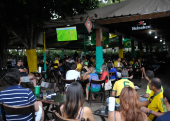 Projeto obriga bares e restaurantes a informarem valor do couvert artístico nos cardápios