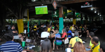 Projeto obriga bares e restaurantes a informarem valor do couvert artístico nos cardápios