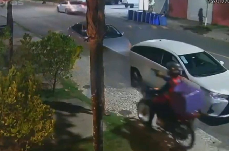 Suspeito usava bolsa de delivery e abordou a vítima com arma em punho; crime foi flagrado por câmeras