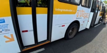 Homem entra em surto, rouba ônibus e PM atira em pneu para impedir fuga