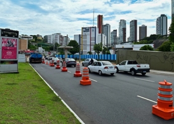 Trânsito na Rua Lucaia sofre interdição total nesta madrugada para obras de passarela