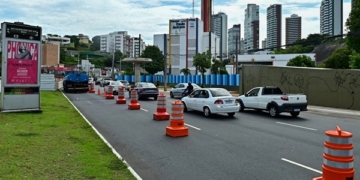 Trânsito na Rua Lucaia sofre interdição total nesta madrugada para obras de passarela