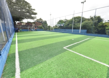 Em dia de jogo do Brasil, Prefeitura entrega arena de grama sintética em Cajazeiras XI e supera marca de 100 novos campos em Salvador