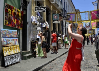 Fluxo de visitantes e receita turística crescem em Salvador no mês de maio em comparação com 2025