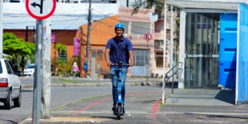 Patinetes elétricos completam um ano de operação regulamentada em Salvador com mais de 500 mil viagens realizadas