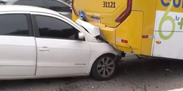 Carro fica prensado em ônibus após acidente na Avenida Bonocô