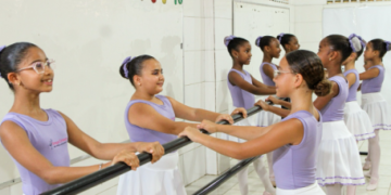 Crianças e adolescentes de periferia participam de exame internacional de ballet da Royal Academy