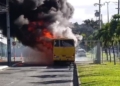 Incêndio em ônibus trava trânsito em avenida de Salvador