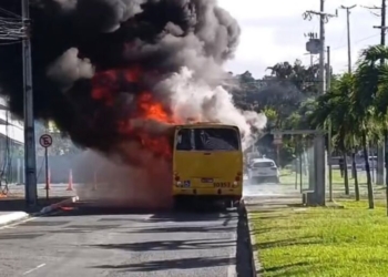 Incêndio em ônibus trava trânsito em avenida de Salvador
