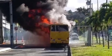Incêndio em ônibus trava trânsito em avenida de Salvador