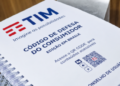 TIM entrega 10 exemplares do CDC Acessível ao Instituto de Cegos da Bahia