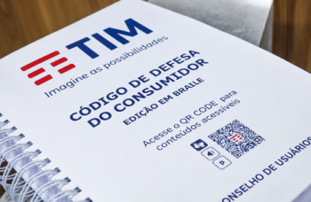 TIM entrega 10 exemplares do CDC Acessível ao Instituto de Cegos da Bahia