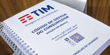 TIM entrega 10 exemplares do CDC Acessível ao Instituto de Cegos da Bahia