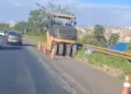 Motociclista morre ao bater em rolo compactador em Salvador