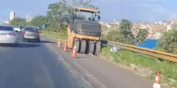 Motociclista morre ao bater em rolo compactador em Salvador